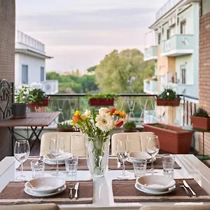 https://old-fashion-pigneto-luxurious-terrace-comfort.it-romehotels.com